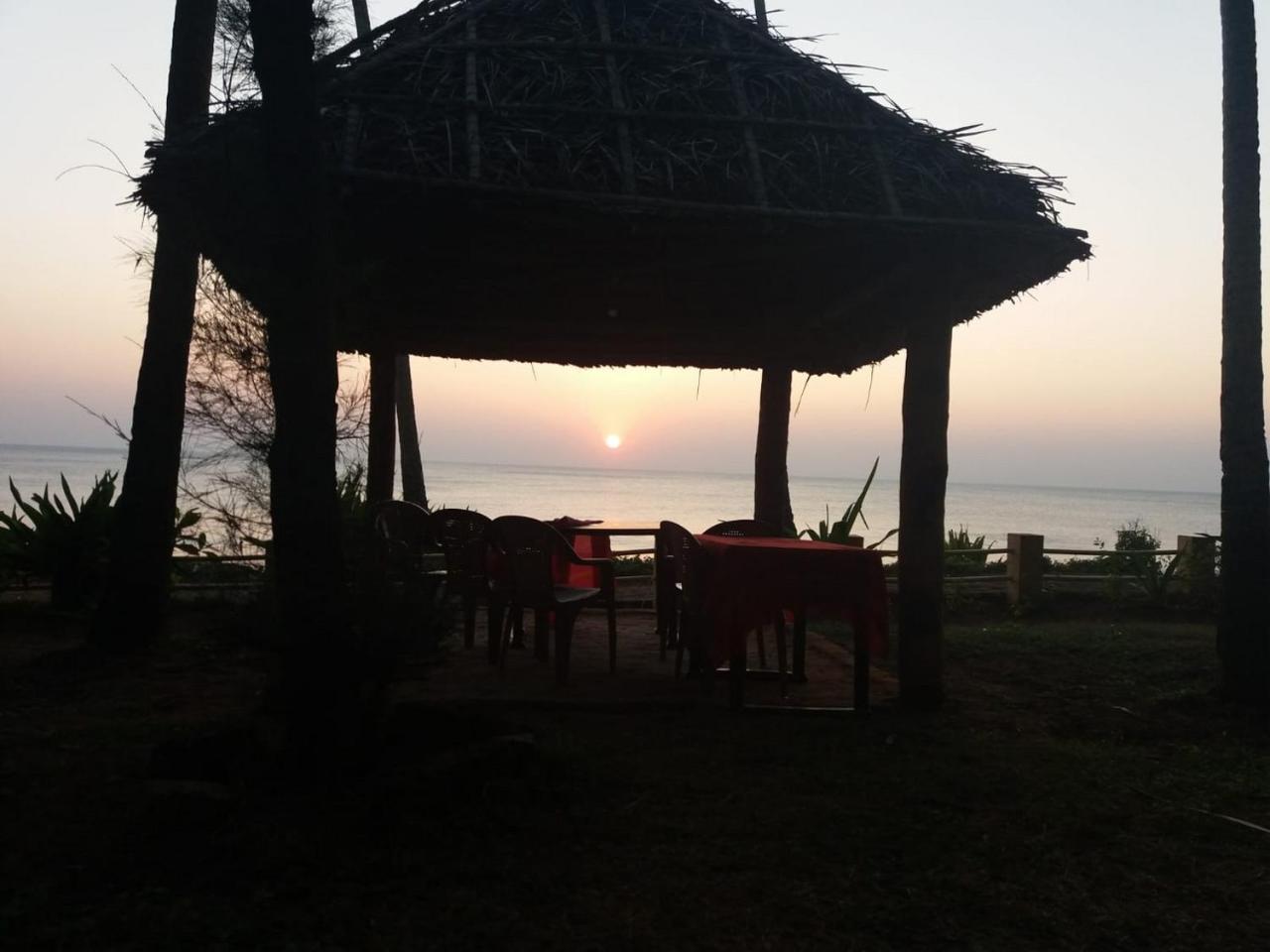 Sukriti Beach Resort Varkala Esterno foto